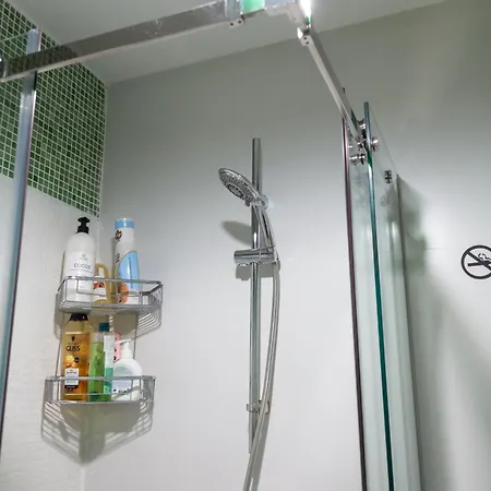комната с двухместной кроватью в квартире с общим душем и кухней, Double In A Guest Apartment, La Cheie In Cu Dus Si Bucatarie Comuna