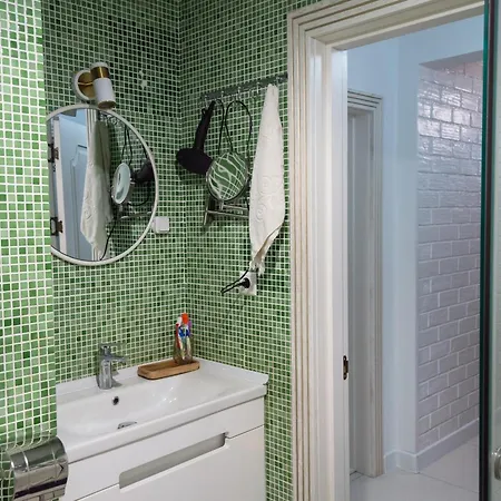 комната с двухместной кроватью в квартире с общим душем и кухней, Double In A Guest Apartment, La Cheie In Cu Dus Si Bucatarie Comuna *