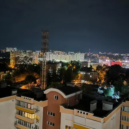 комната с двухместной кроватью в квартире с общим душем и кухней, Double In A Guest Apartment, La Cheie In Cu Dus Si Bucatarie Comuna *