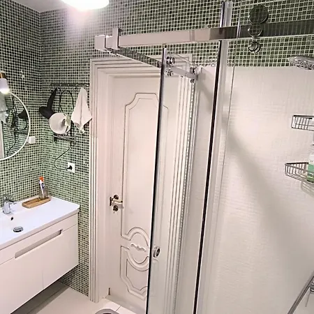 комната с двухместной кроватью в квартире с общим душем и кухней, Double In A Guest Apartment, La Cheie In Cu Dus Si Bucatarie Comuna Homestay Chisinau