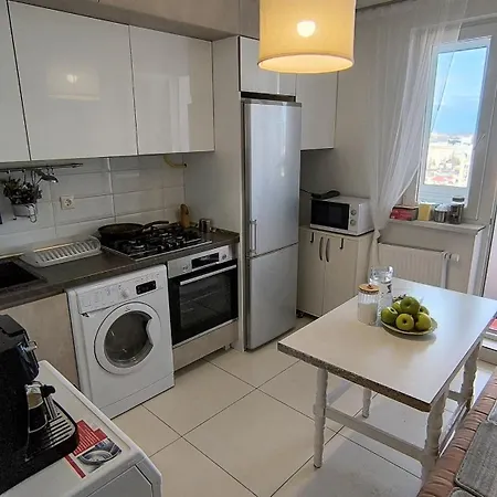 комната с двухместной кроватью в квартире с общим душем и кухней, Double In A Guest Apartment, La Cheie In Cu Dus Si Bucatarie Comuna Homestay *