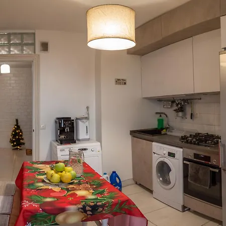 комната с двухместной кроватью в квартире с общим душем и кухней, Double In A Guest Apartment, La Cheie In Cu Dus Si Bucatarie Comuna Homestay Chisinau