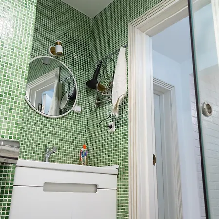 Homestay комната с двухместной кроватью в квартире с общим душем и кухней, Double In A Guest Apartment, La Cheie In Cu Dus Si Bucatarie Comuna